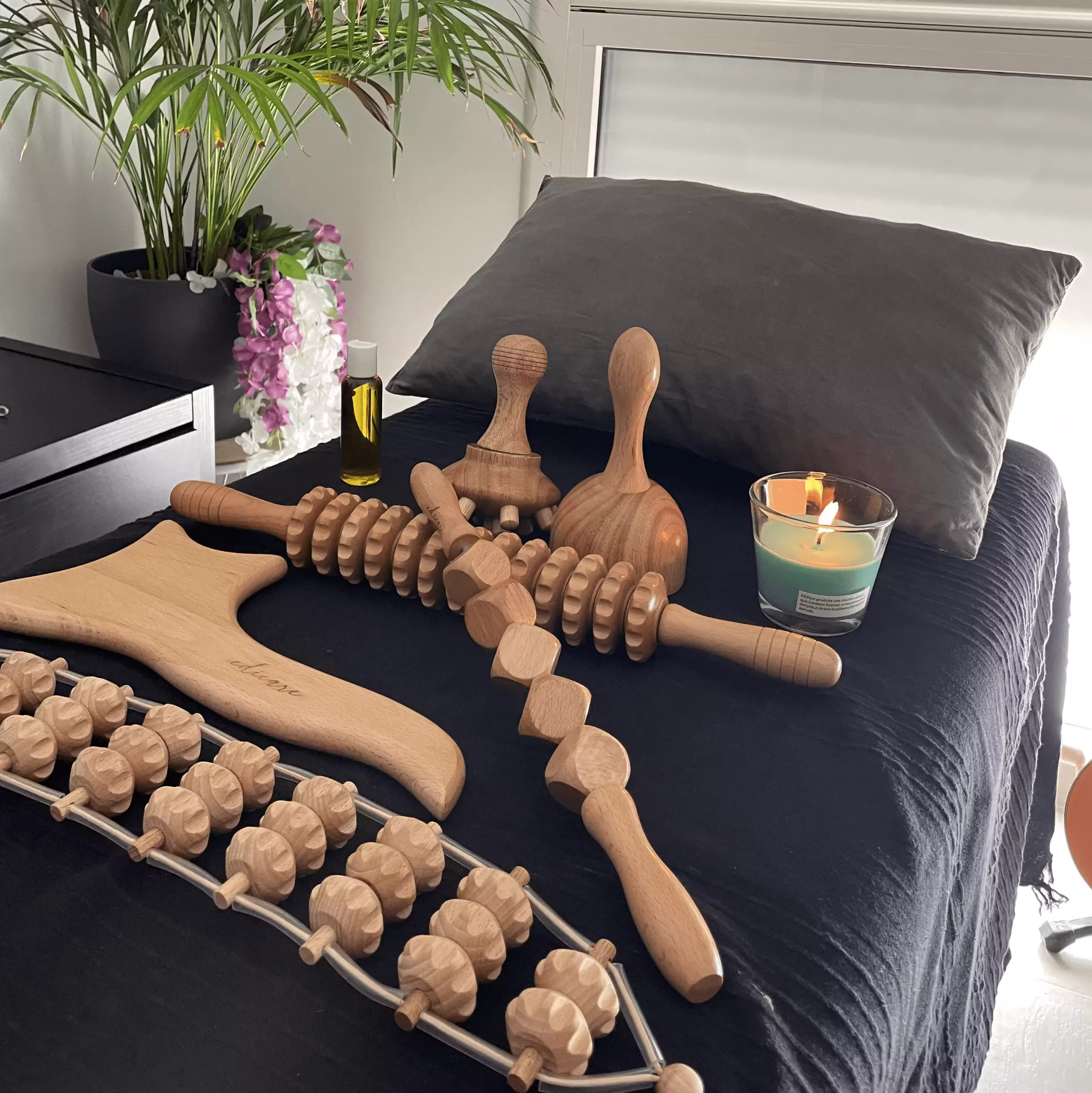 maderotherapie Dans cette image on voit un lit de massages avec des outils en bois pour pratiquer le drainage lymphatique et le madérothérapie. (drainage lymphatique madérothérapie)